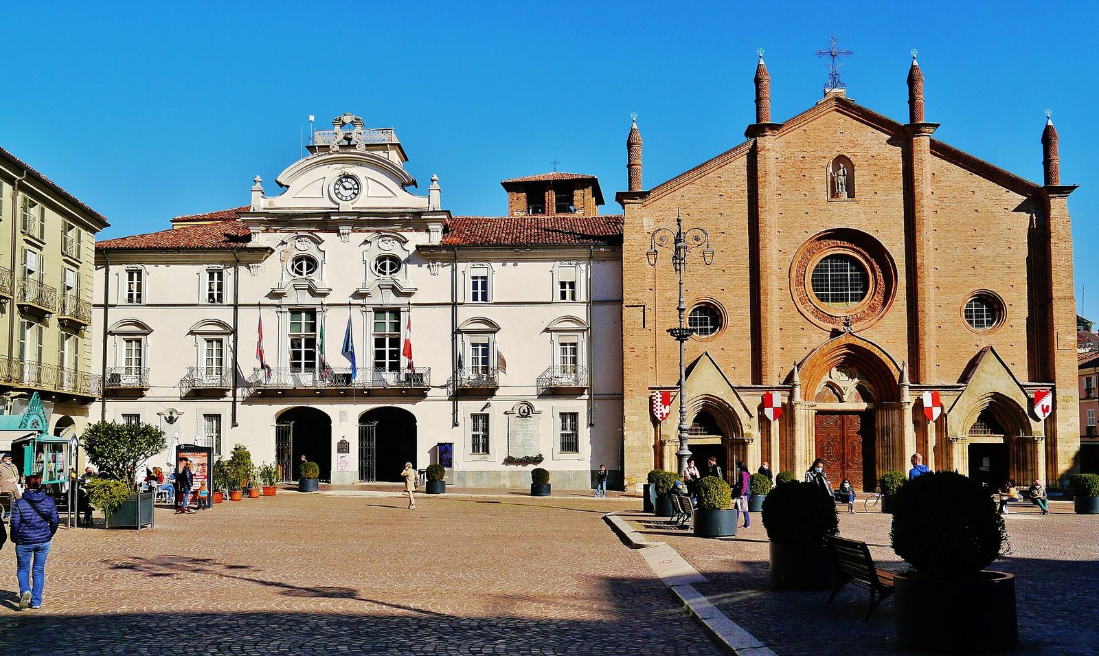 Piazza San Secondo ad Asti, con il Palazzo di Città e la facciata in mattoni della Collegiata di San Secondo