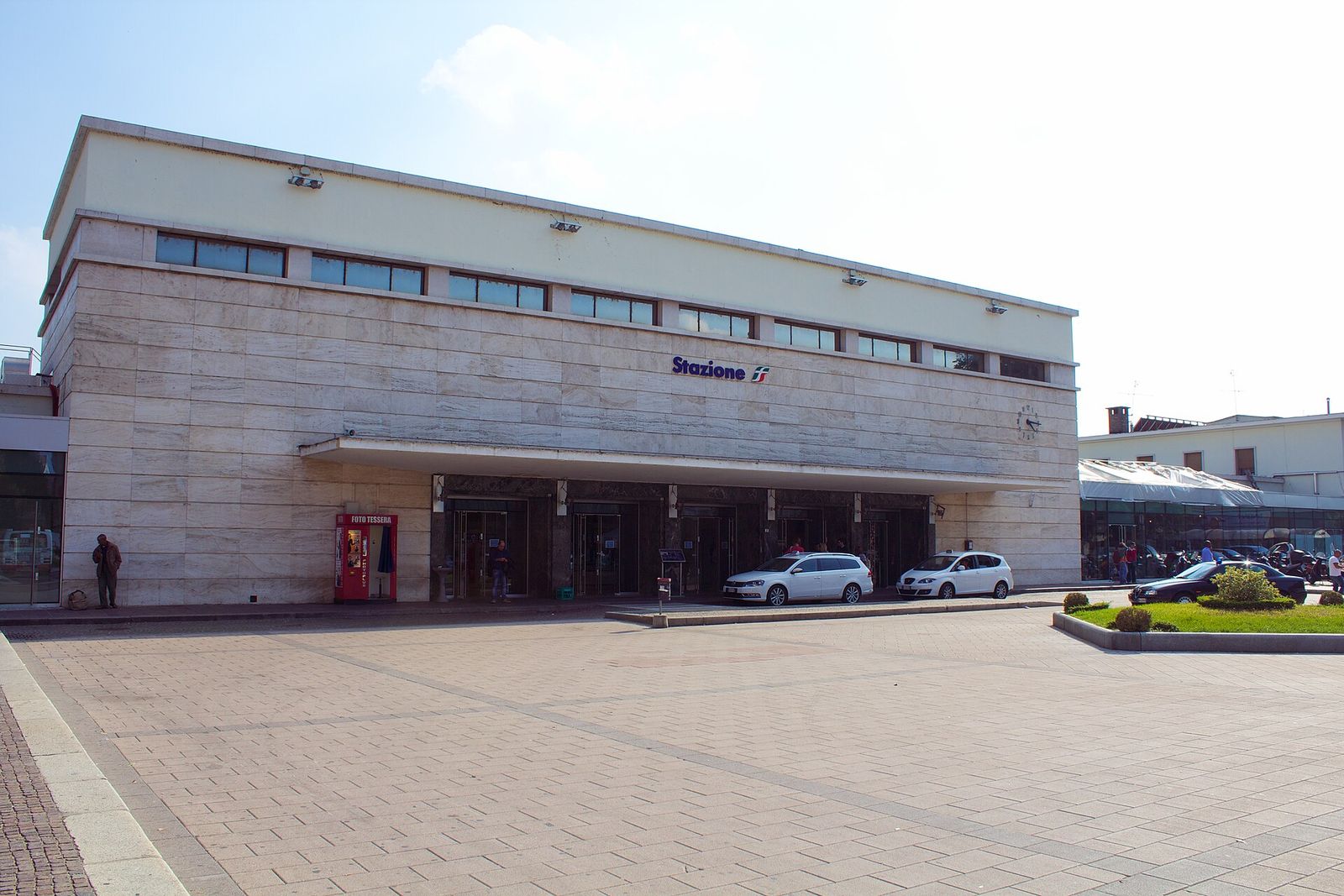 La facciata della stazione ferroviaria di Asti con il piazzale antistante, in una giornata di sole