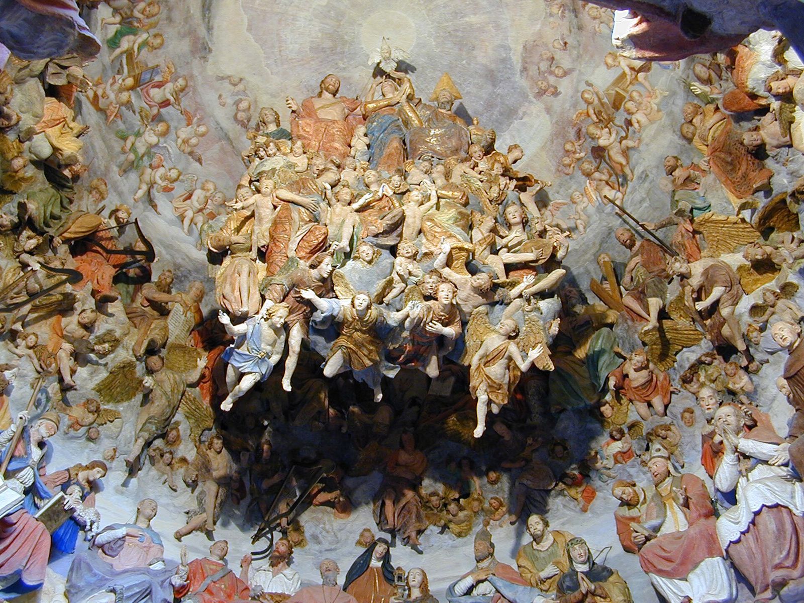 Statue dipinte di angeli, santi e cherubini affollano la cupola della Cappella del Paradiso al Sacro Monte di Crea, attorno all'incoronazione di Maria