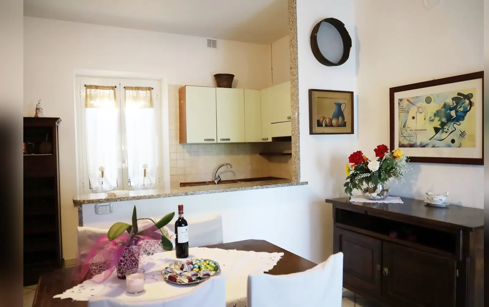 Angolo cottura e tavolo da pranzo