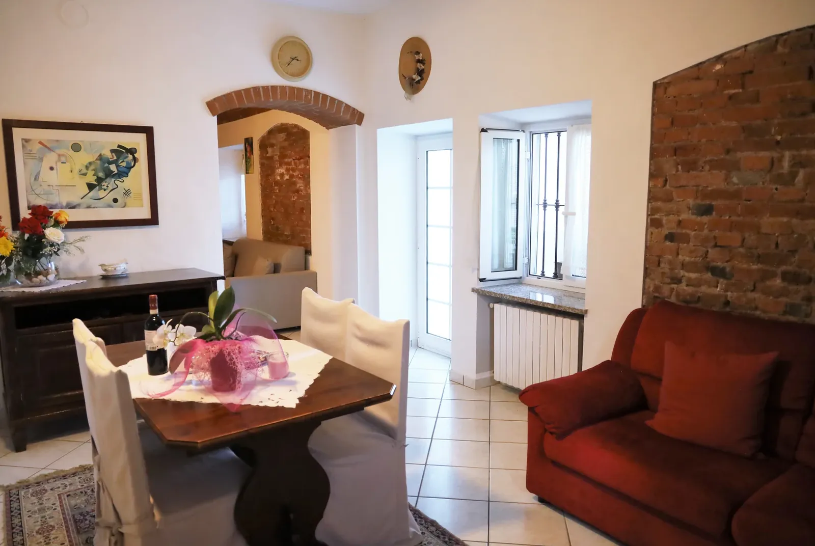 La zona pranzo dell'Appartamento Giada con la poltrona rossa