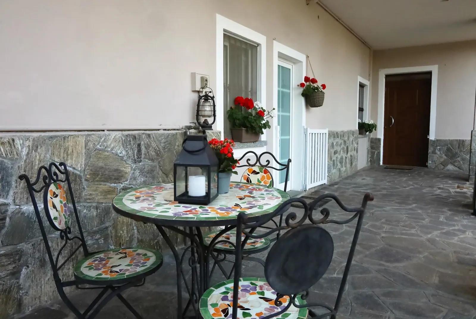 La terrazza con il tavolino in mosaico
