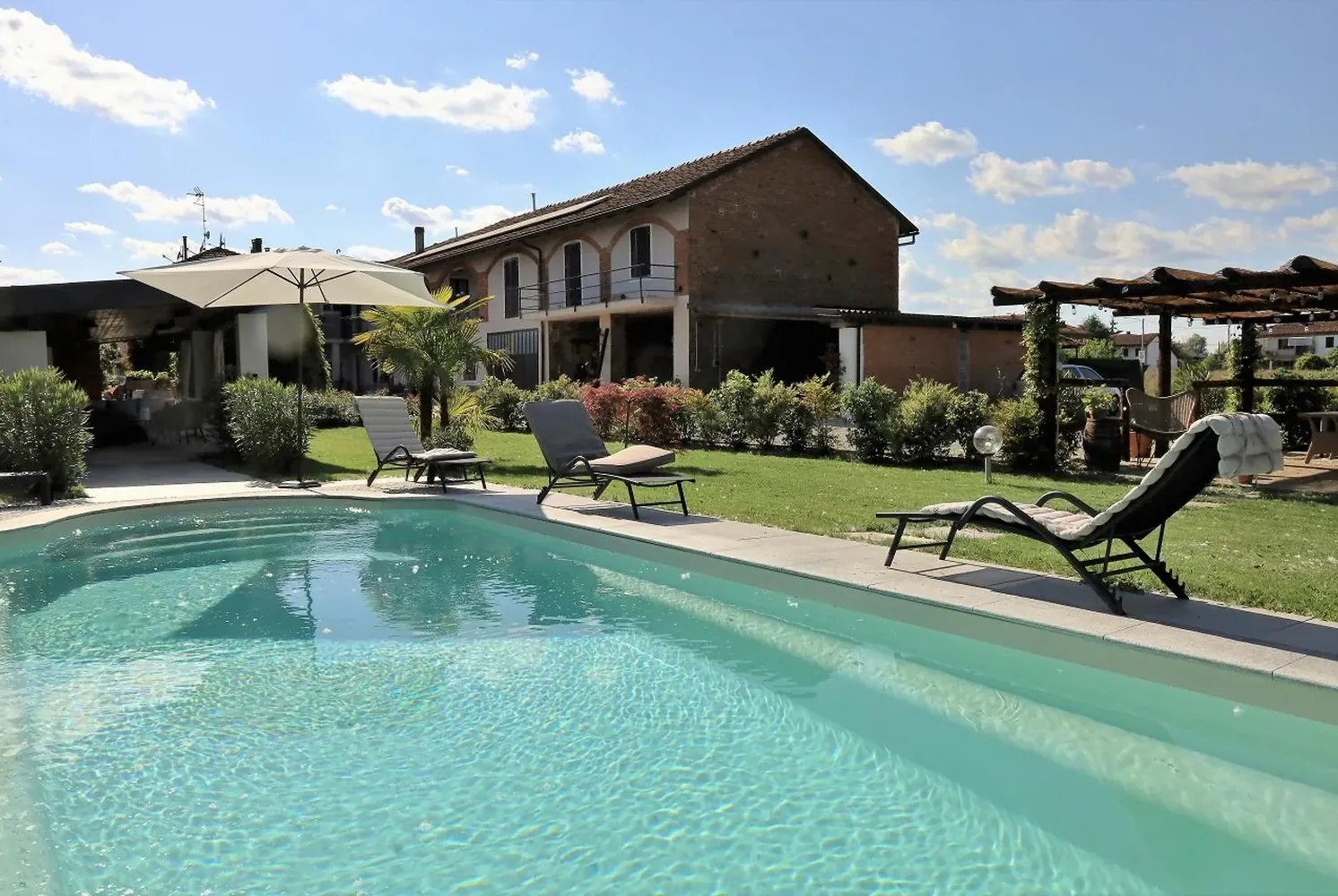 La piscina e le case