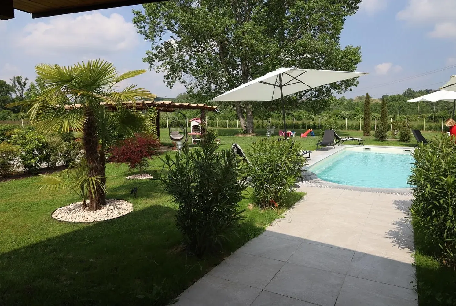 Il vialetto che porta alla piscina