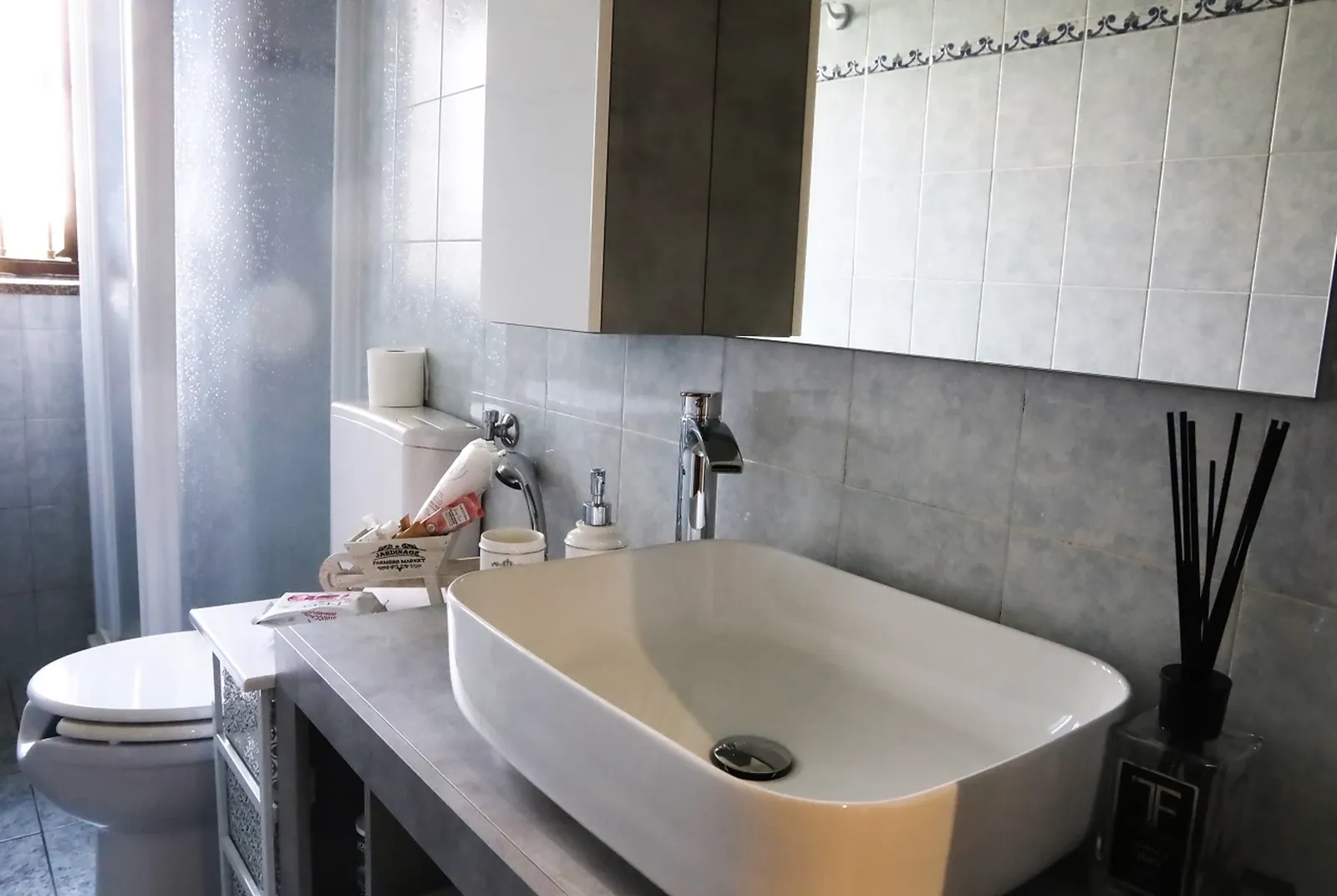 Il bagno con il lavabo in appoggio