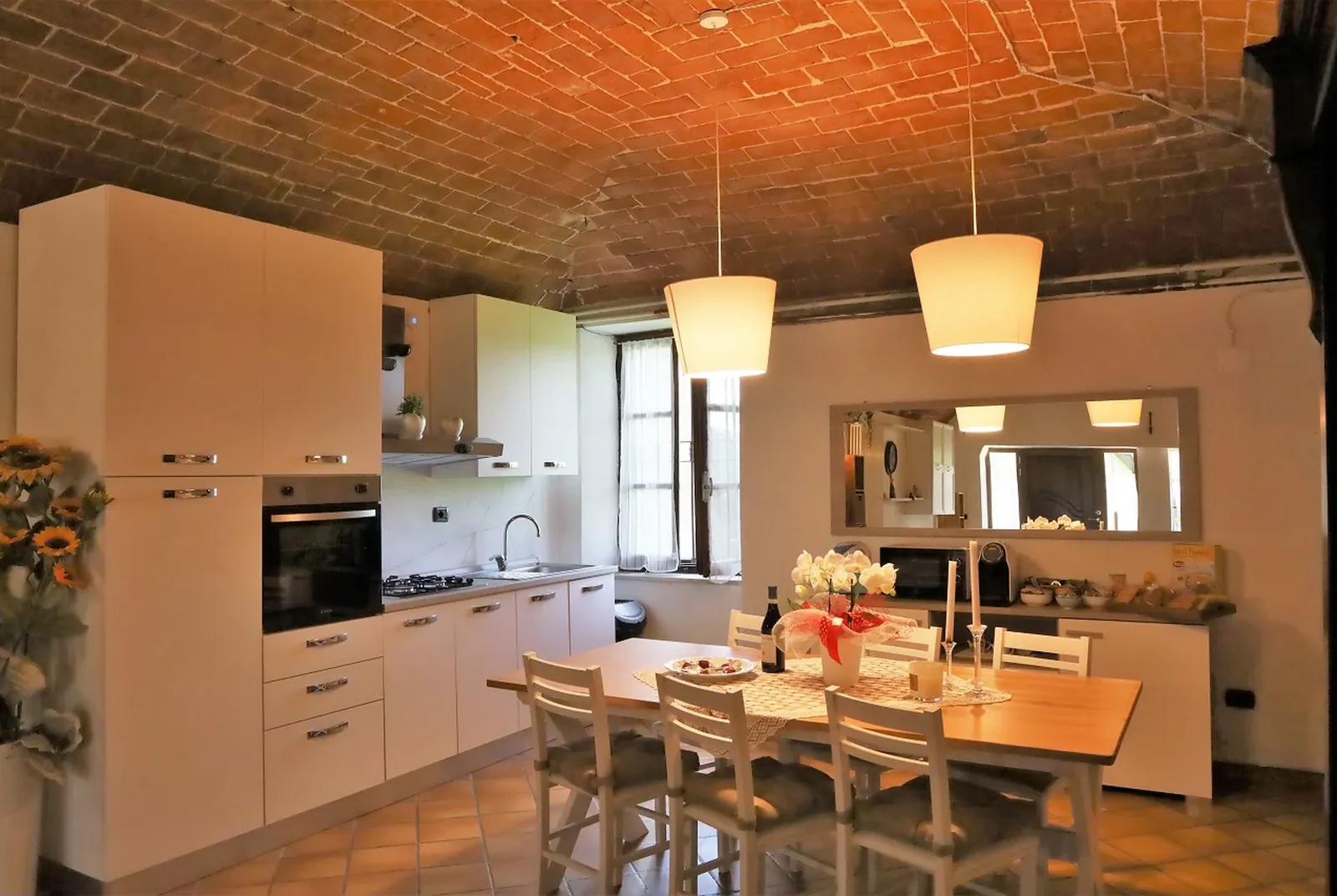 La cucina aperta con il lungo tavolo